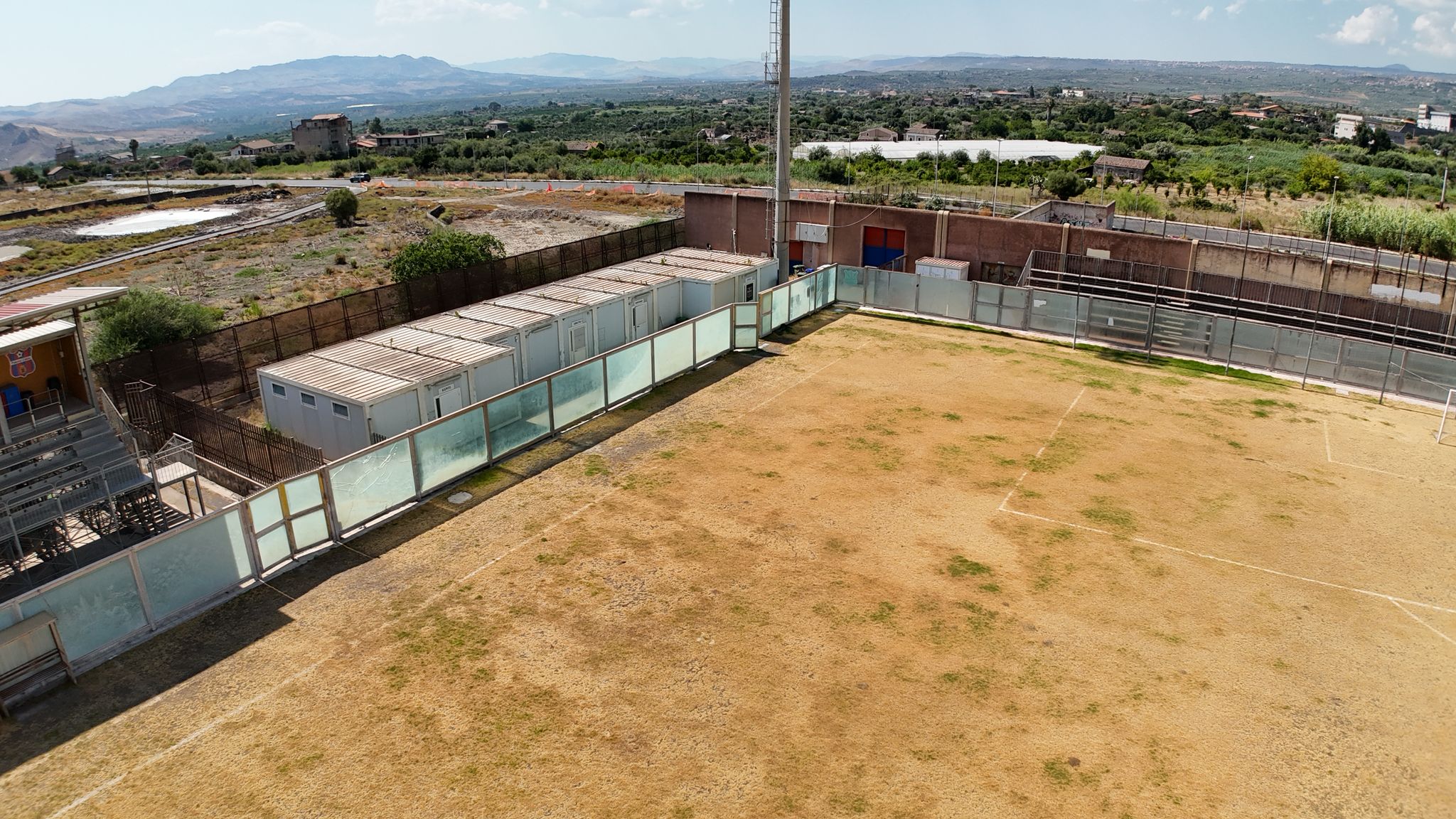 PATERNO’: CAMPO INAGIBILE E RIDOTTO AL DESERTO, LA LEGA CHIEDE LAVORI URGENTI PER L’AGIBILITA’, AL MOMENTO ERBA SECCA E DANNI – LE FOTO E IL VIDEO E LE CARTE CHE DIMOSTRANO LA VERITA’