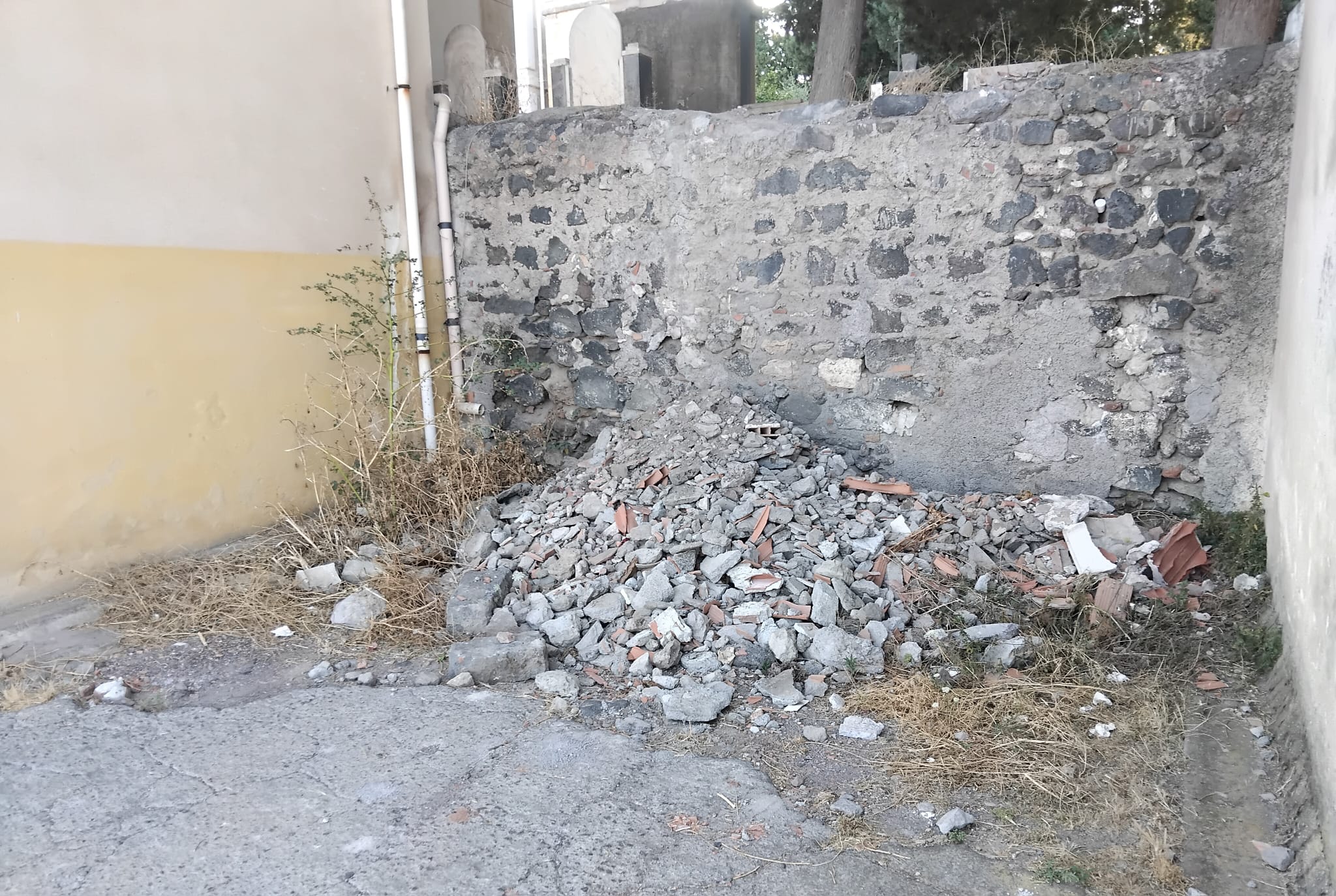 PATERNÒ, LA DENUNCIA DI UNA LETTRICE: "CIMITERO NEL DEGRADO, VETRI ROTTI E FURTI DI PIANTE E BOTTIGLIE"