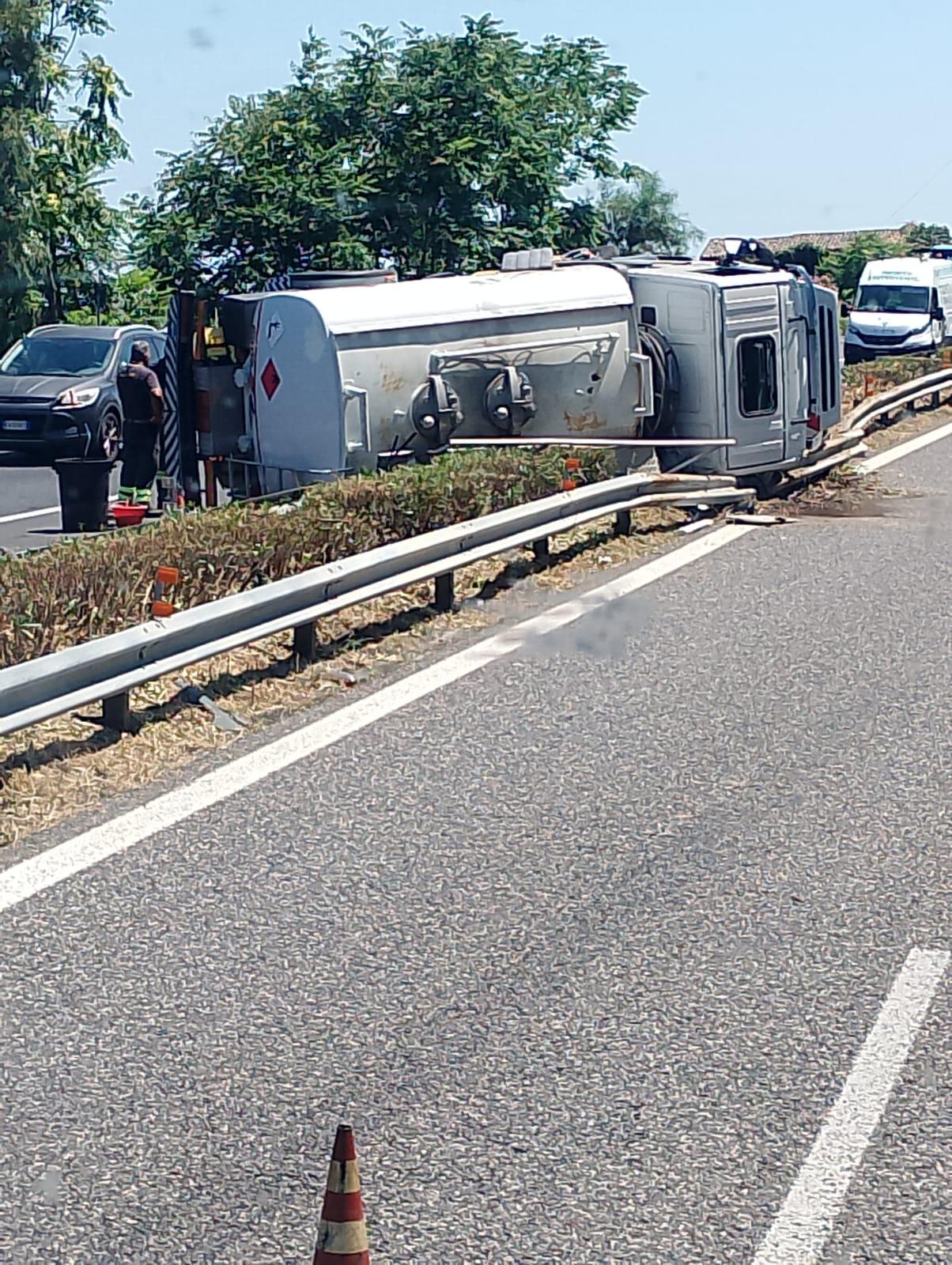 INCIDENTE SULL’A18 TRA GIARRE E FIUMEFREDDO: CAMION CARICO DI GASOLIO SI SCONTRA CON UN’AUTO, FERITO IL CONDUCENTE