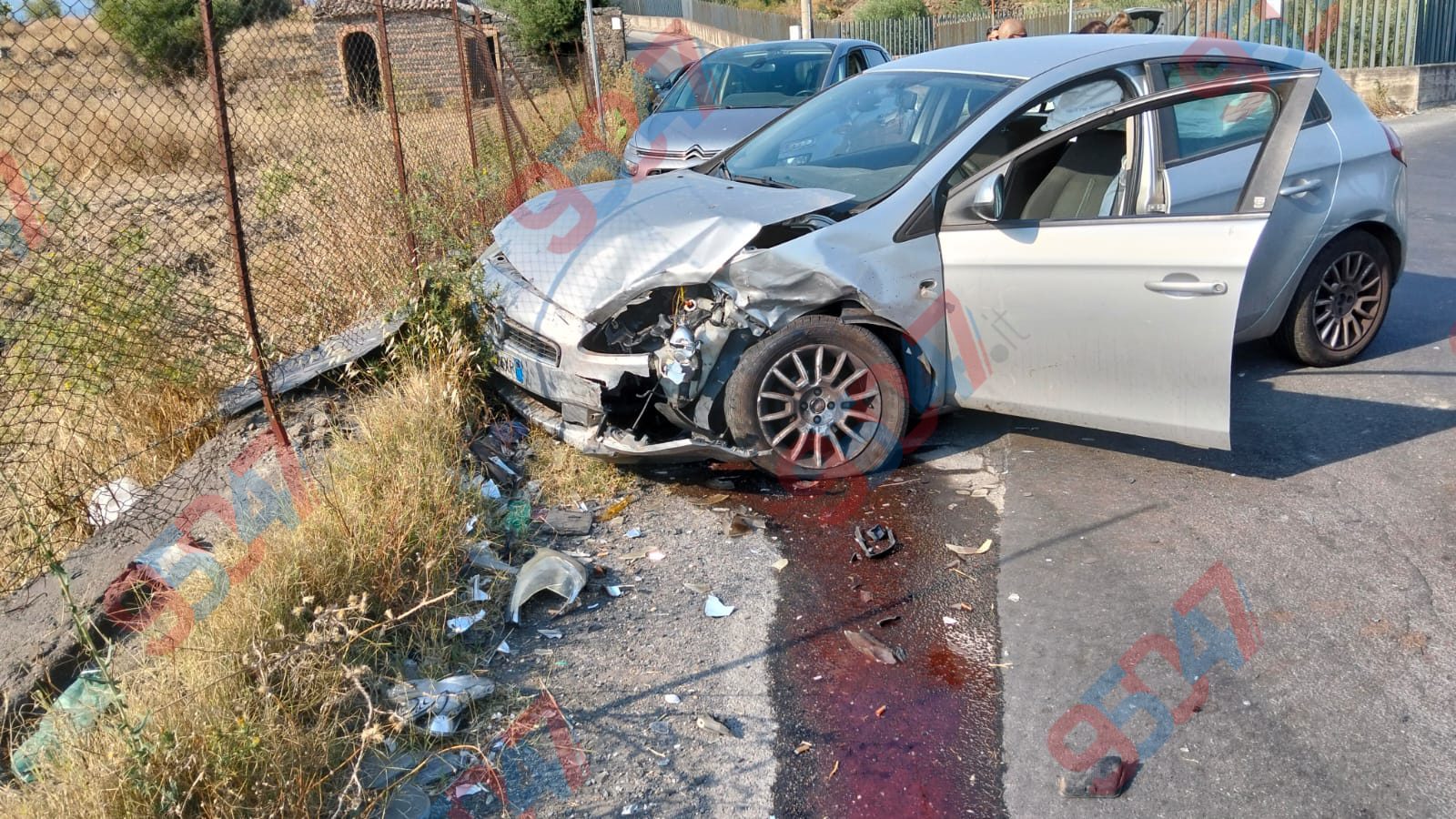 BELPASSO. SCONTRO TRA DUE AUTO SULLA SP3: UNO DEI VEICOLI FINISCE CONTRO UN MURETTO, FERITI