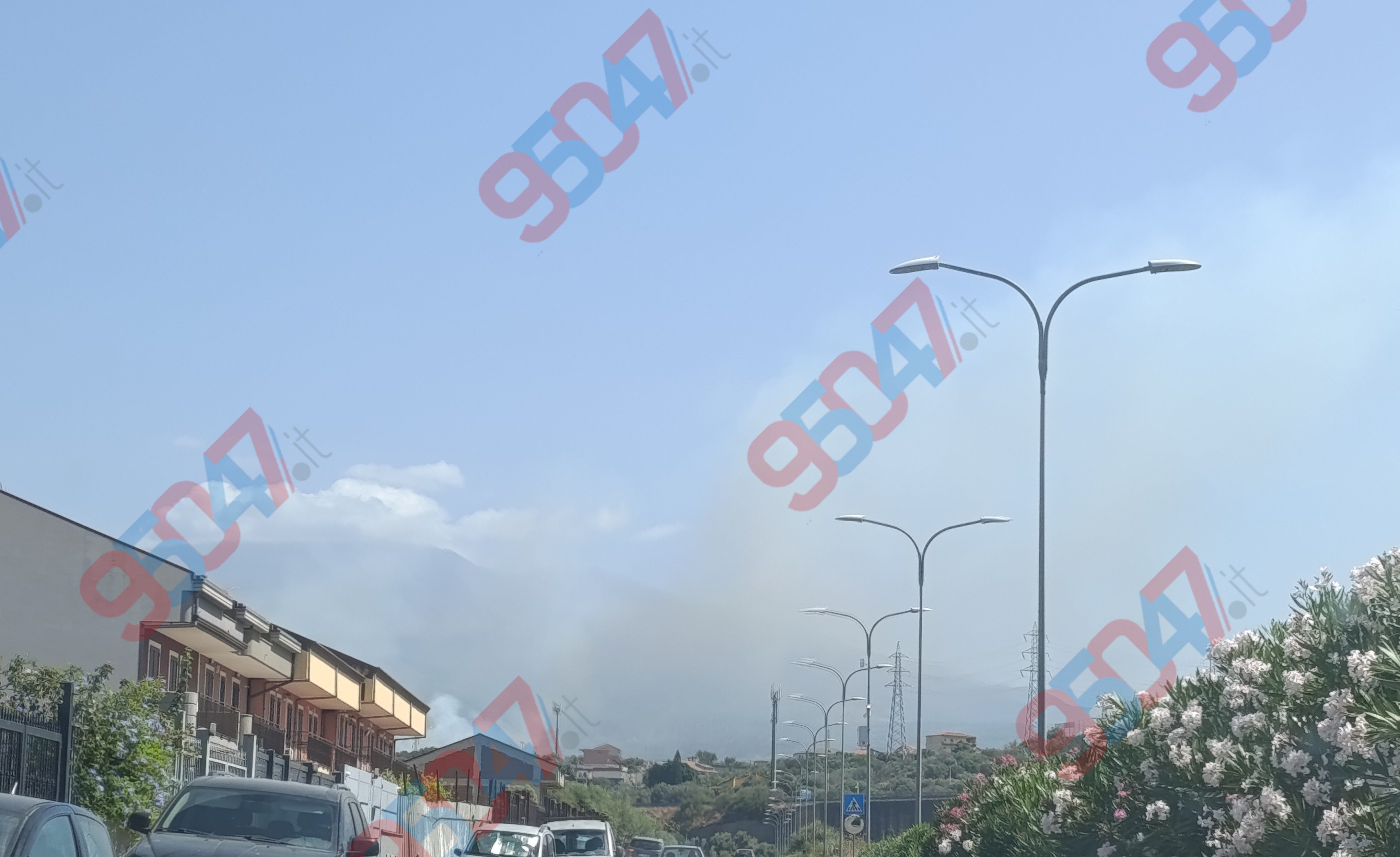 VASTO INCENDIO IN CORSO IN SONA SCALILLI : STERPAGLIE IN FIAMME