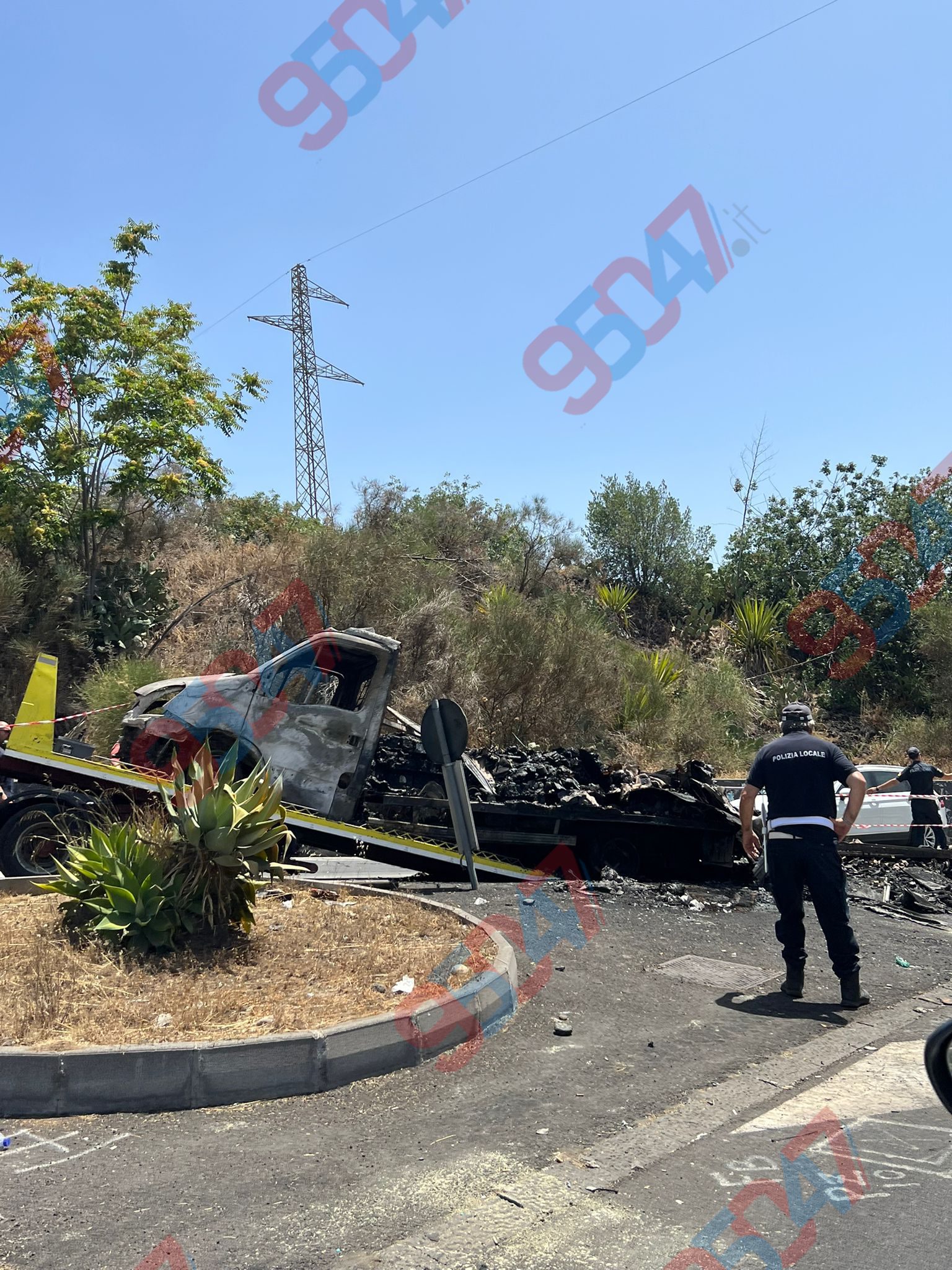 FURGONE IN FIAMME A GRAVINA, PAURA E TRAFFICO IN TILT ALLO SVINCOLO