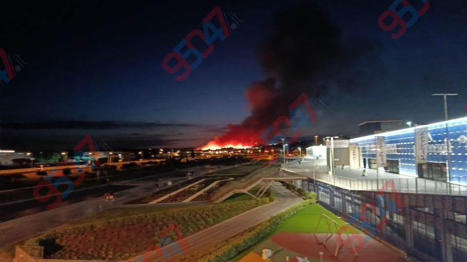 INCENDIO DI VASTE DIMENSIONI LUNGO LA SS 121 TRA PALAZZOLO E CATANIA: TRAFFICO RALLENTATO E VISIBILITÀ RIDOTTA