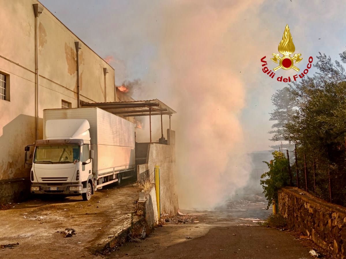 INCENDIO A PATERNÒ, FIAMME DEVASTANO DUE CAPANNONI: INTOSSICATI DUE POMPIERI