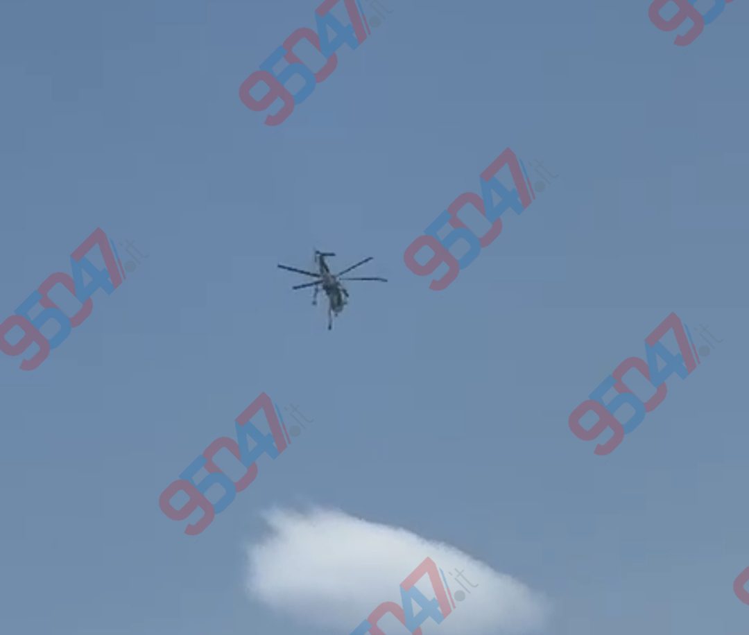 ROGO DEVASTANTE A BELPASSO: CAPANNONI INDUSTRIALI SAREBBERO STATI AGGREDITI DAL FUOCO, INTERVIENE UN CANADAIR. LA PROTEZIONE CIVILE: “NON INTRALCIATE I SOCCORSI”