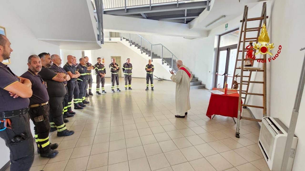 SANTA BARBARA VISITA I SUOI FIGLI IN DIVISA DEI VIGILI DEL FUOCO AI DISTACCAMENTI DI CATANIA NORD E SUD