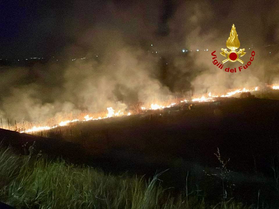 INCENDIO VICINO ETNAPOLIS: FIAMME MINACCIANO DISTRIBUTORE E CAPANNONI, NOTTE DI PAURA A BELPASSO