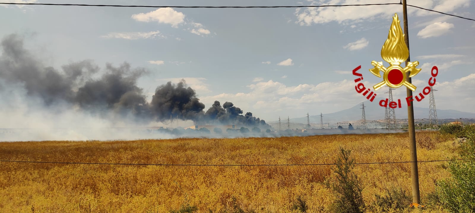 CATANIA, INCENDI NELLA ZONA SUD: ELICOTTERO IN AZIONE E CAPANNONI MINACCIATI