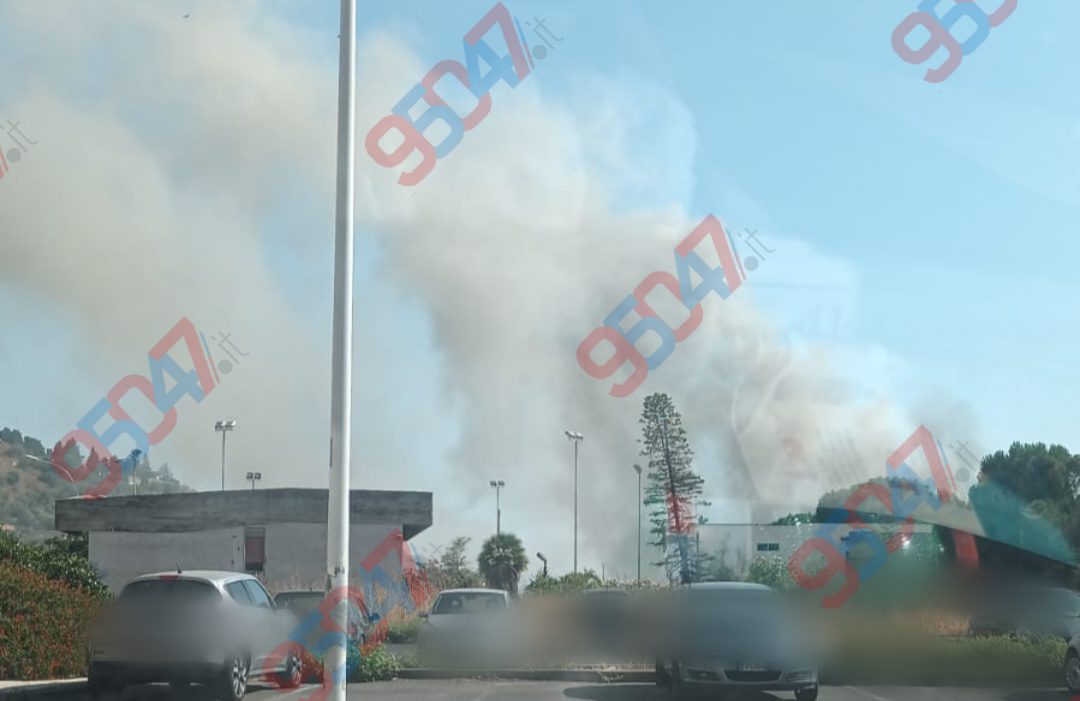 PATERNO'. AGGIORNAMENTO: INCENDIO COLPISCE DEPOSITO AGRICOLO, VVF SUL POSTO SI ALZA UNA DENSA NUBE NERA