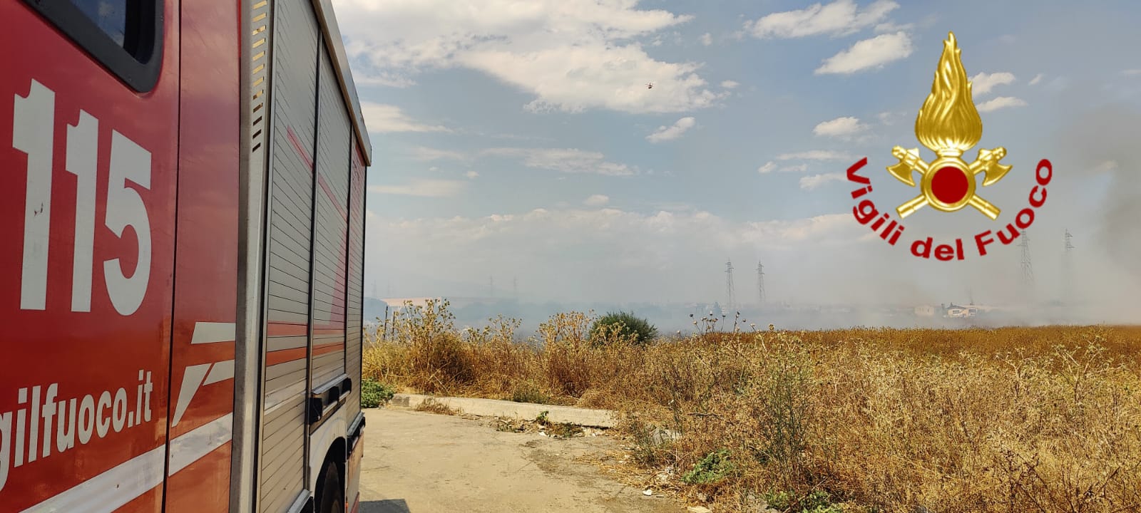 CATANIA, INCENDI NELLA ZONA SUD: ELICOTTERO IN AZIONE E CAPANNONI MINACCIATI