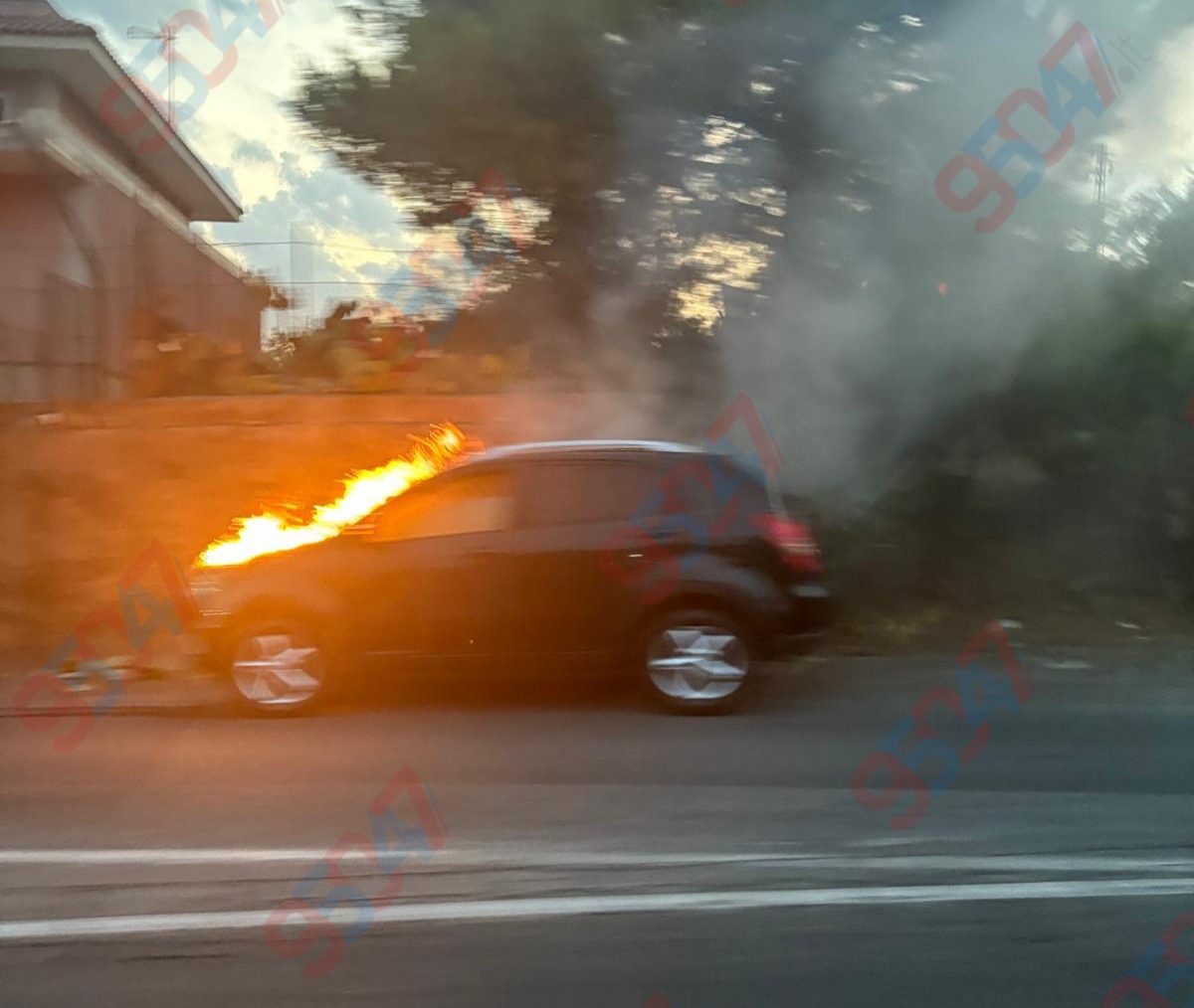 PAURA NELLA SERATA DI OGGI: AUTO PRENDE FUOCO NEI PRESSI DEL "PONTE DI CURRUNI", VIGILI DEL FUOCO SUL POSTO E RAMPA CHIUSA