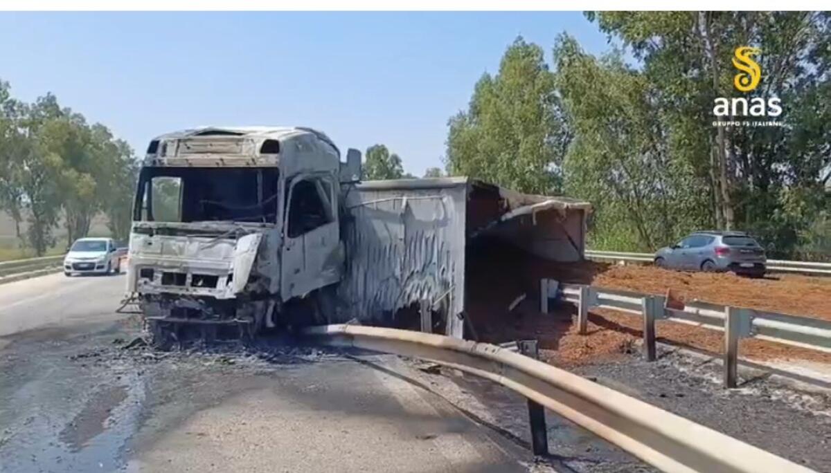 Camion invade corsia opposta su A29 e va a fuoco - 