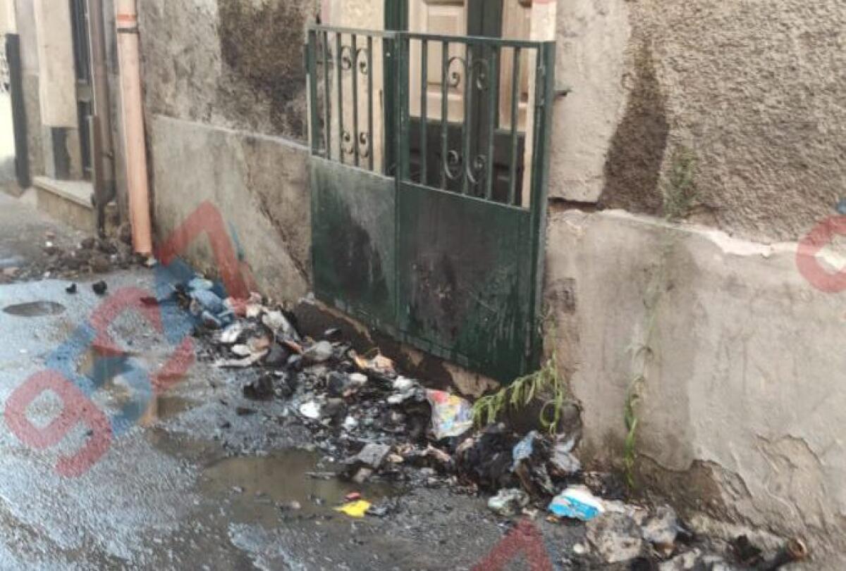Paternò. Via Duca degli Abruzzi, rifiuti incendiati davanti a un portone: intervento dei Vigili del Fuoco - 