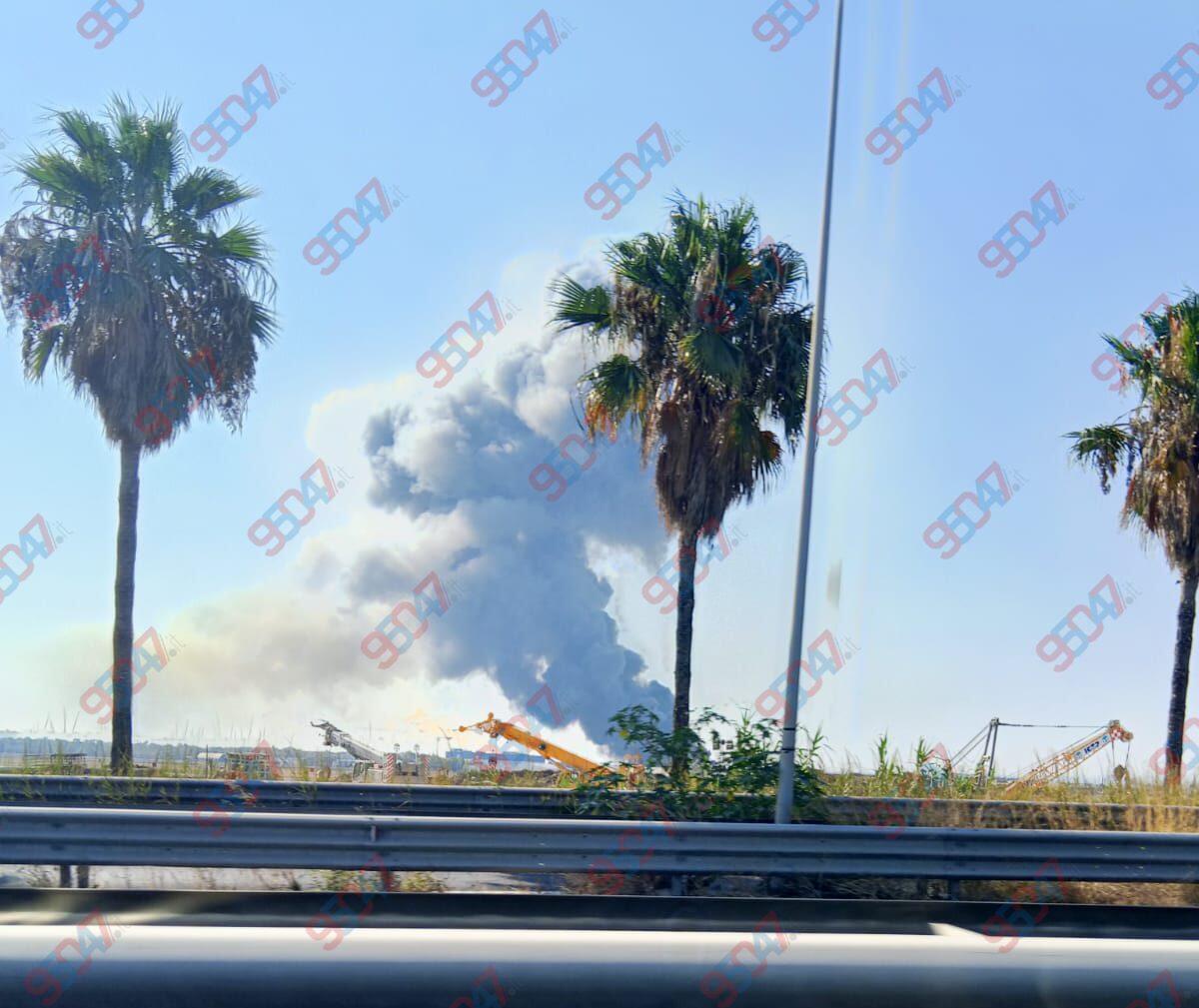 VASTO INCENDIO IN UN CAPANNONE NELLA ZONA INDUSTRIALE DI CATANIA, NUBE VISIBILE A CHILOMETRI DI DISTANZA - 