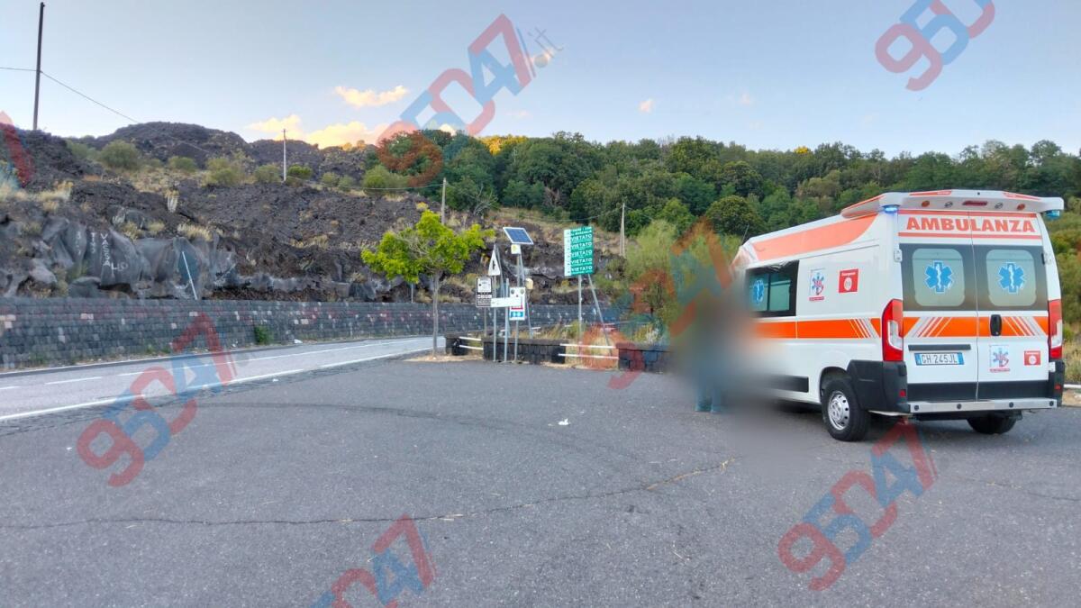 GRAVE INCIDENTE SUI TORNANTI DELL’ETNA: MOTOCICLISTA SI SCHIANTA CONTRO MURO, TRASPORTATO D’URGENZA IN ELISOCCORSO - 