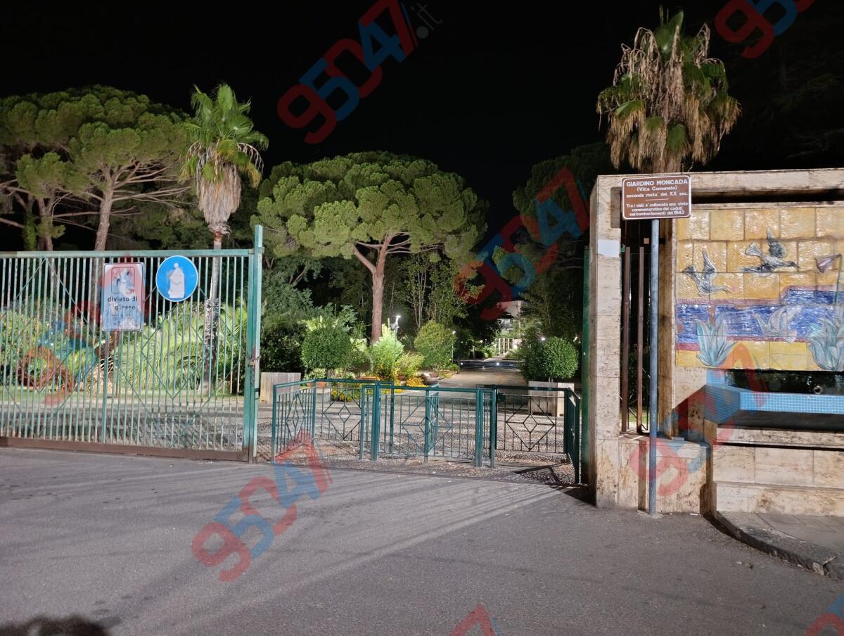PATERNO'. Villa comunale senza orari: segnalazione dei cittadini – cancelli di via Vittorio Emanuele e via della Libertà aperti anche di notte - 