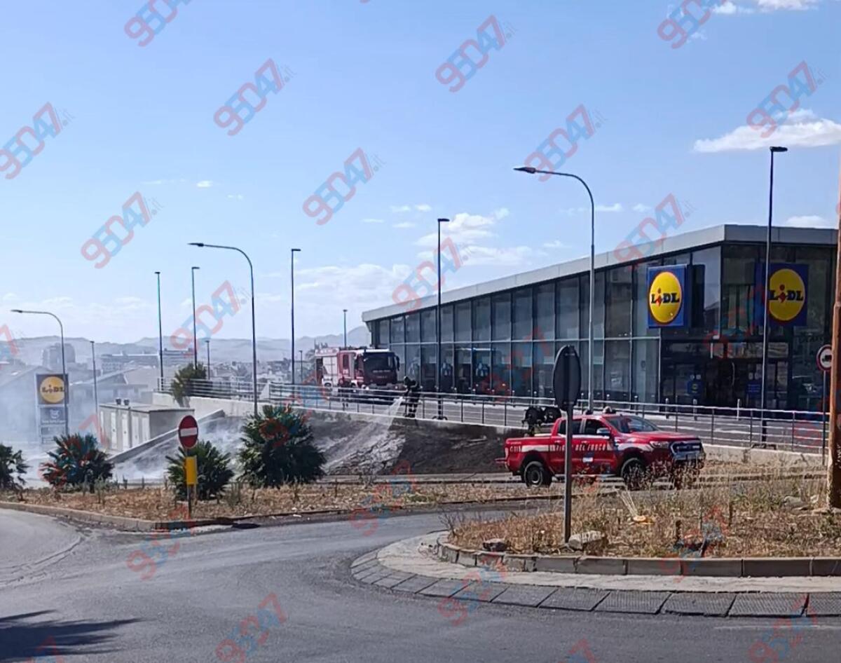 Paternò, incendio di sterpaglie sotto il parcheggio del supermercato in via Vittorio Emanuele - 
