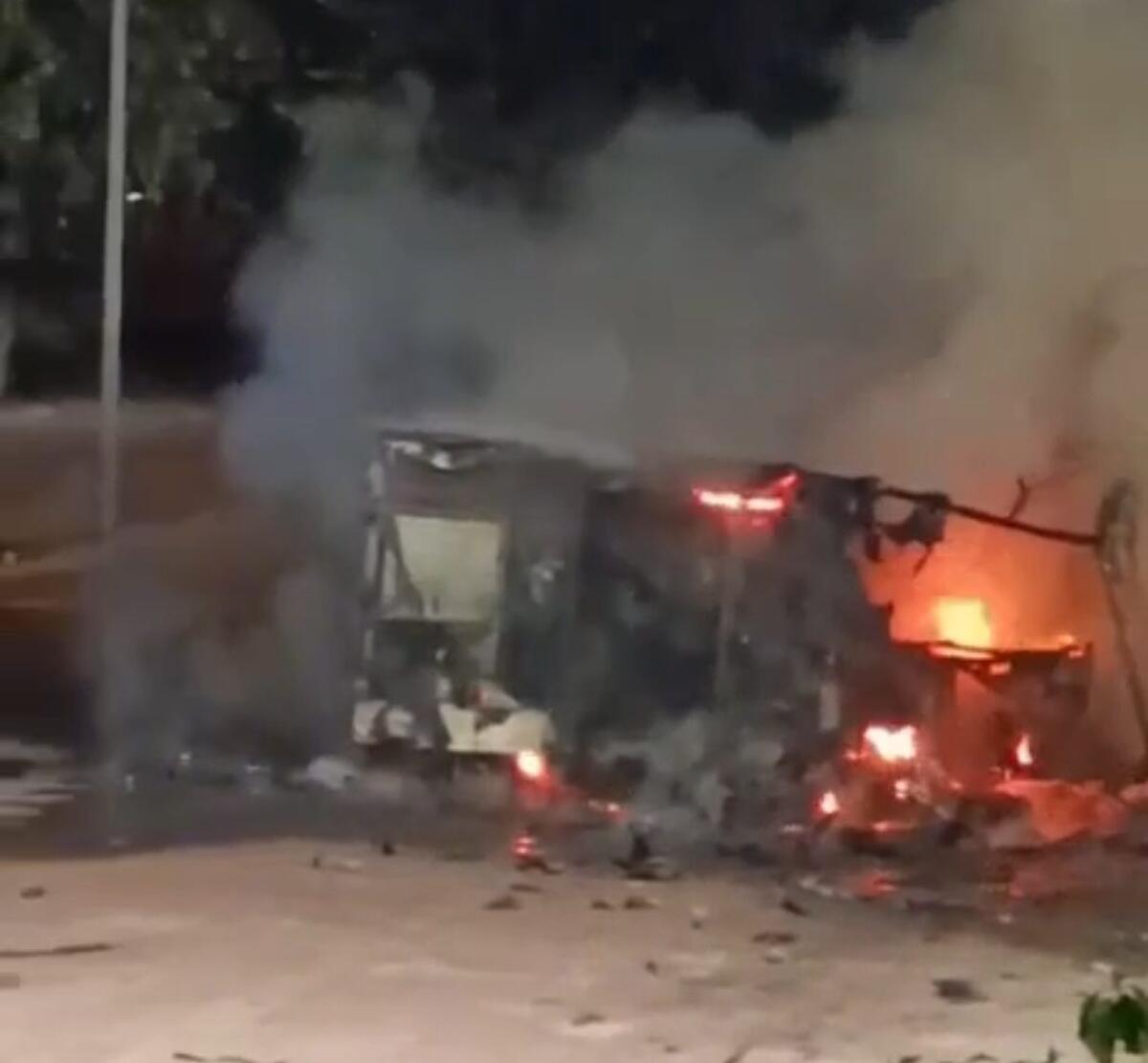 Paura nella notte a Misterbianco: esplosione di un camion dei panini in piazza Mercato a Belsito - 