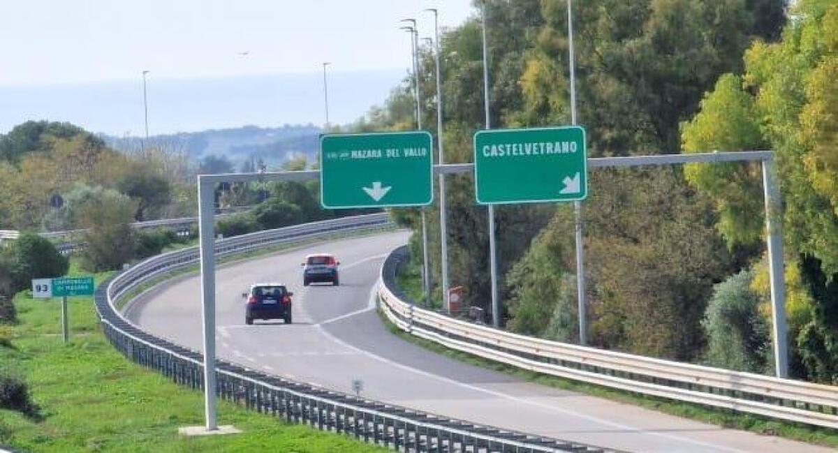 Paura sulla A29: microcar con due ragazze contromano, intervento eroico dei Finanzieri - 