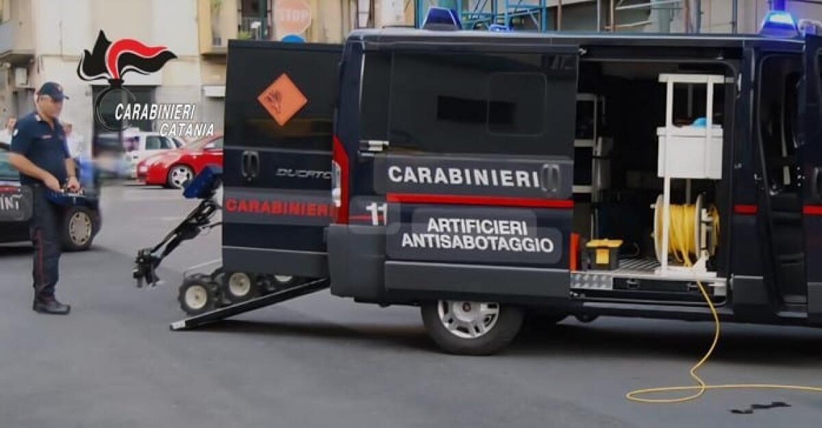 PATERNÒ, IN CUCINA BOMBA ARTIGIANALE E MUNIZIONI: BLITZ DEI CARABINIERI E ARTIFICIERI - 