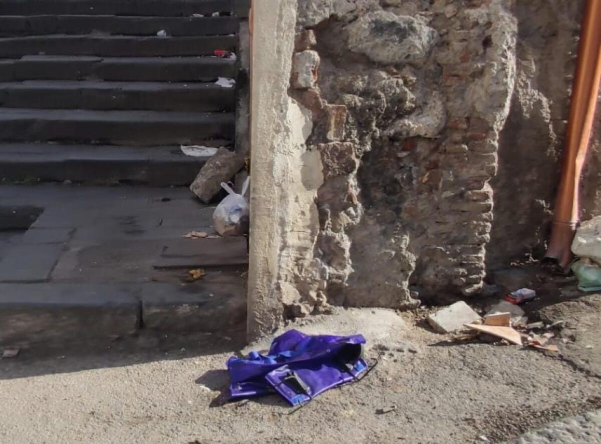 Degrado a Paternò, via Prevosto Pulvirenti e zone vicine: operatori ecologici al lavoro ogni mattina, ma il degrado ritorna per colpa degli incivili - 