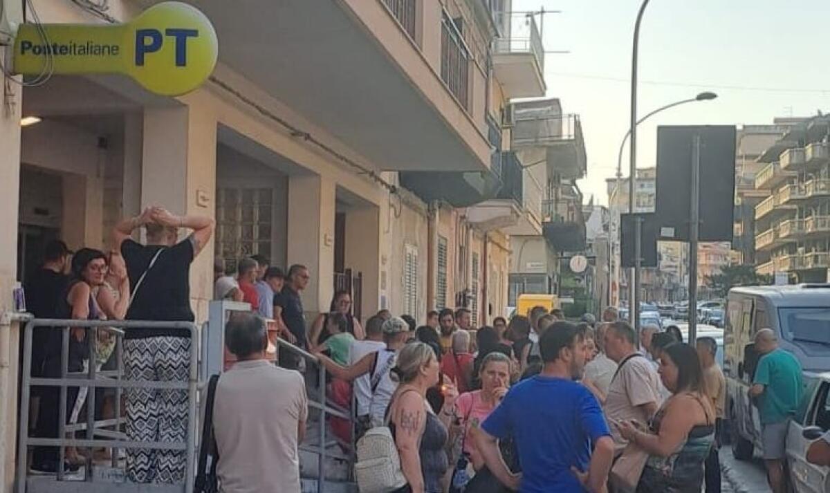Caos negli uffici postali per la consegna della Carta del Reddito di Inclusione: tensioni, minacce e intervento delle forze dell’ordine. - 