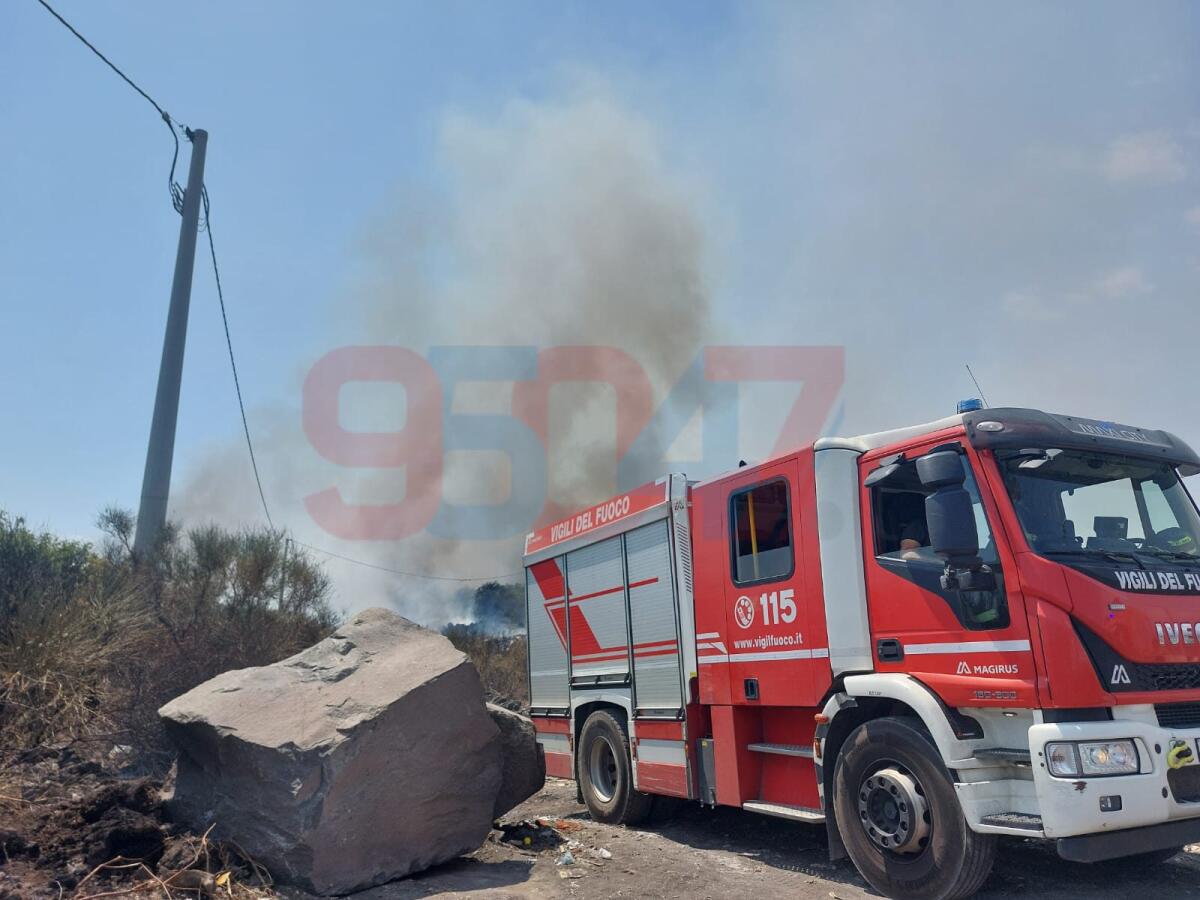 CAMPOROTONDO, VASTO ROGO IN UNA DISCARICA DI COPERTONI: SUL POSTO VIGILI DEL FUOCO E DUE ELICOTTERI - 