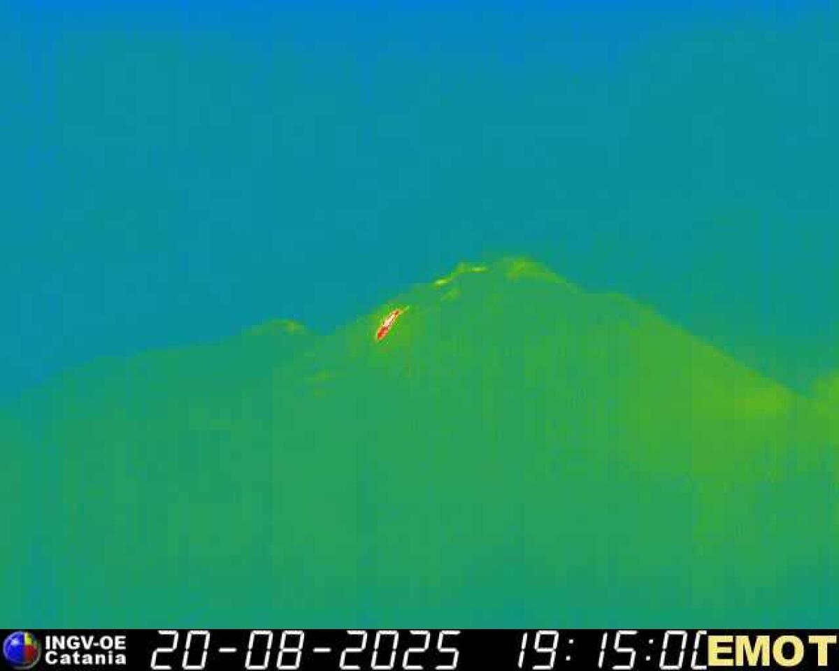 L’Etna apre una nuova bocca effusiva: il fronte lavico scende fino a 2300 m - 