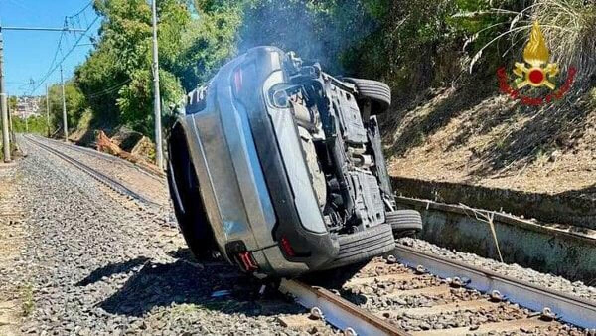 Cefalù, si ribalta con l’auto e finisce sulla ferrovia: illesa la conducente - 