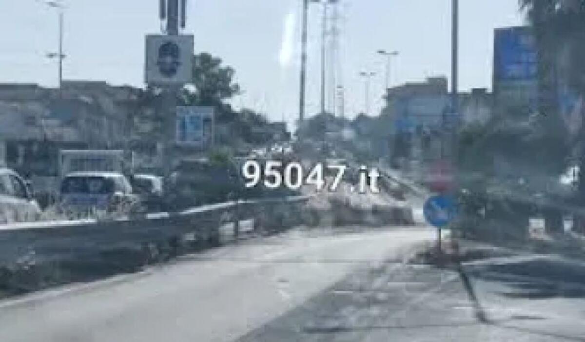 Superstrada 121, lunghe code in direzione Paternò per un mezzo in avaria - 