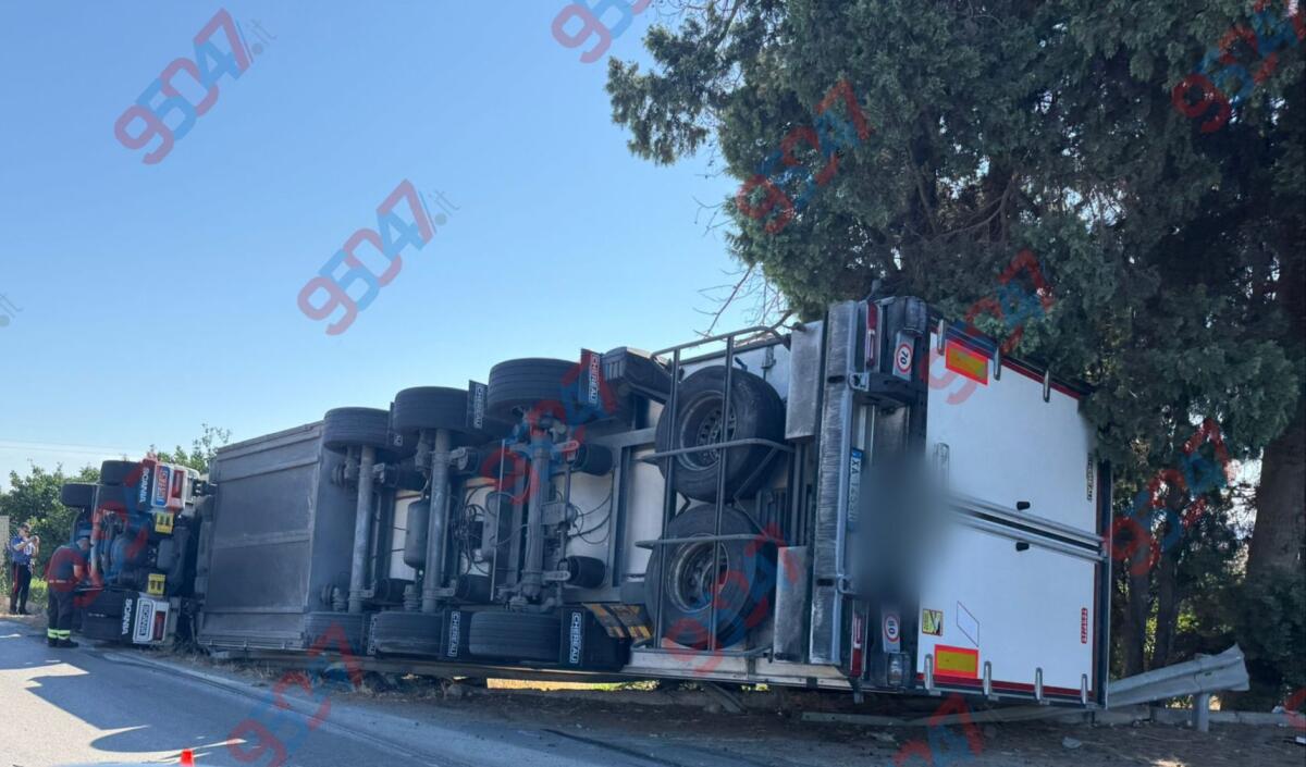 INCIDENTE TIR SI RIBALTA NEI PRESSI DI PALAGONIA: AUTISTA FERITO - 