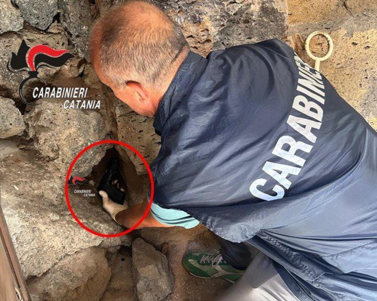 Santa Maria di Licodia, arma nascosta in casa senza denuncia: scatta la denuncia - 