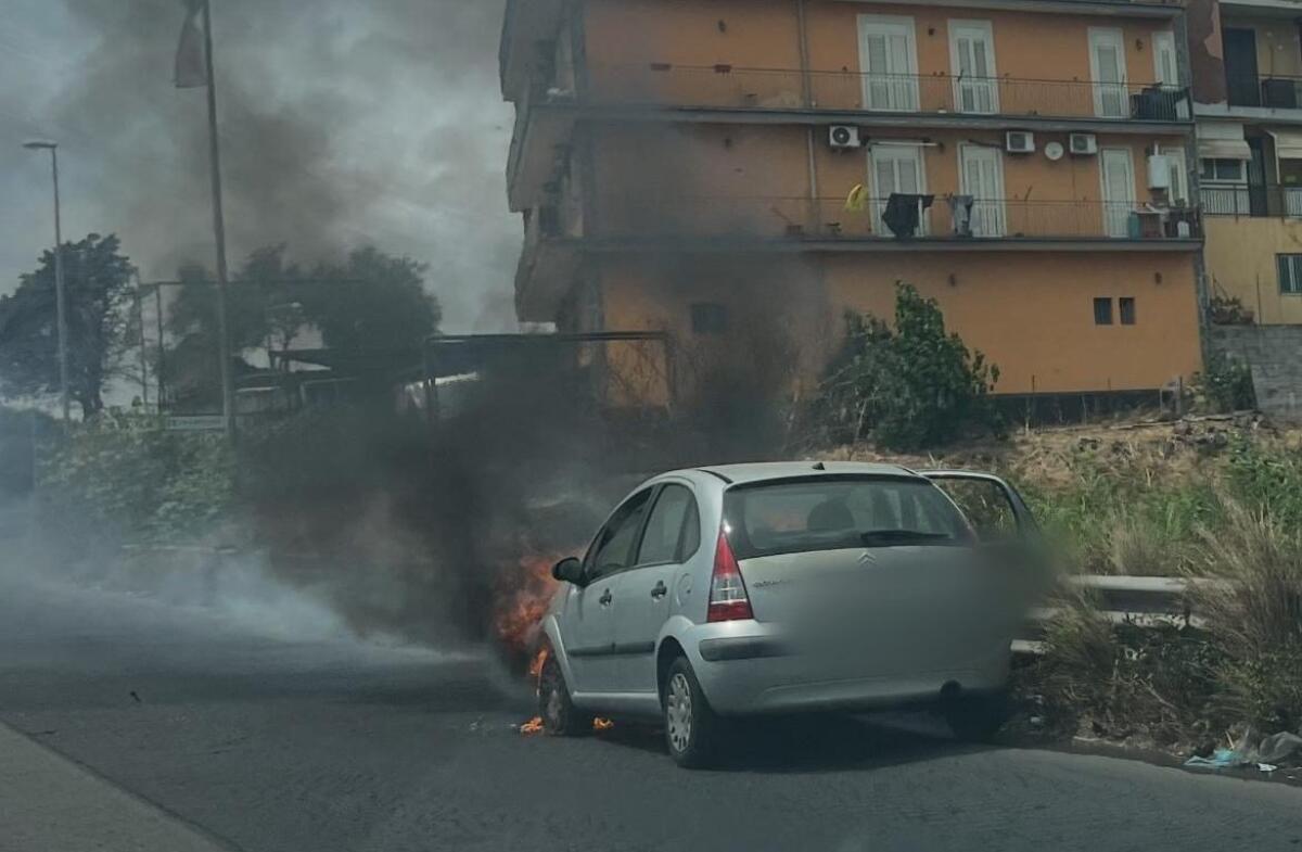 AUTO IN FIAMME SULLA STATALE 121 A MISTERBIANCO: TRAFFICO IN TILT VERSO PATERNÒ - 