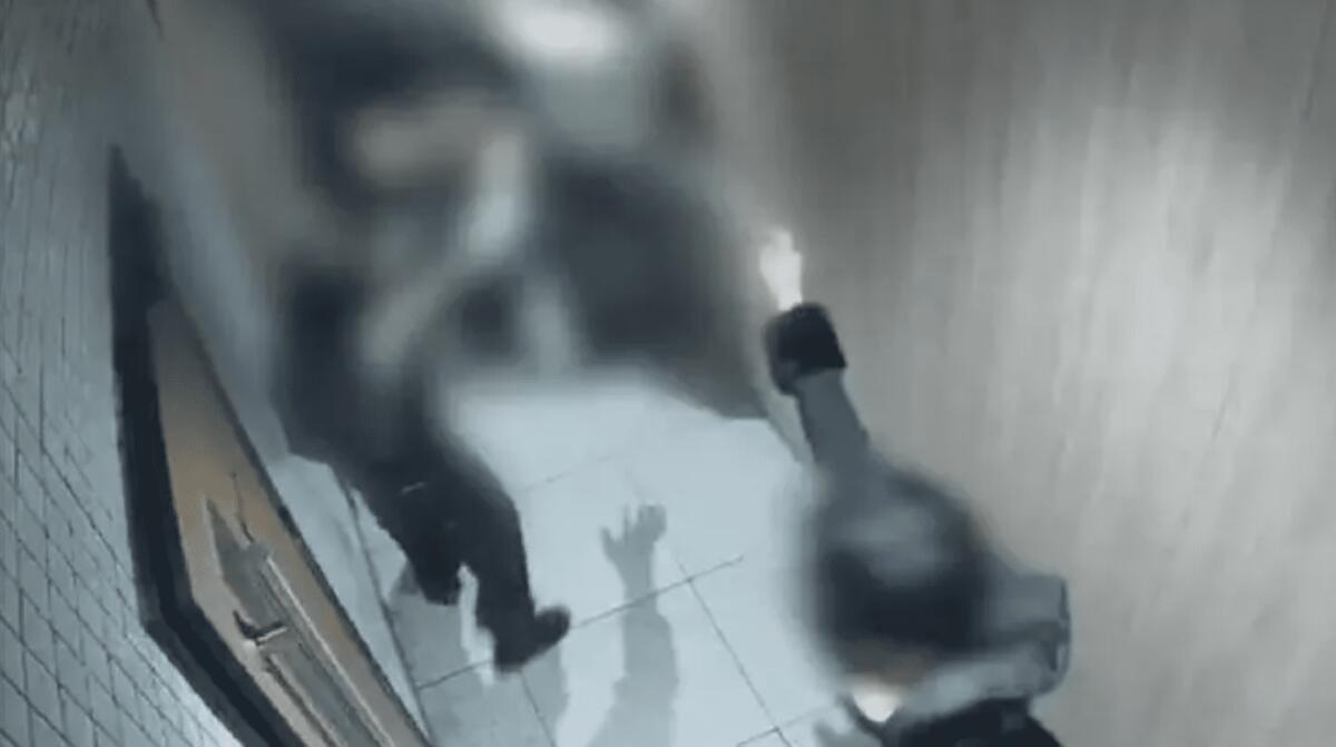 CATANIA. Calci e pugni contro tre omosessuali in fast food: ragazza ferma il pestaggio con spray al peperoncino. Due arresti - 