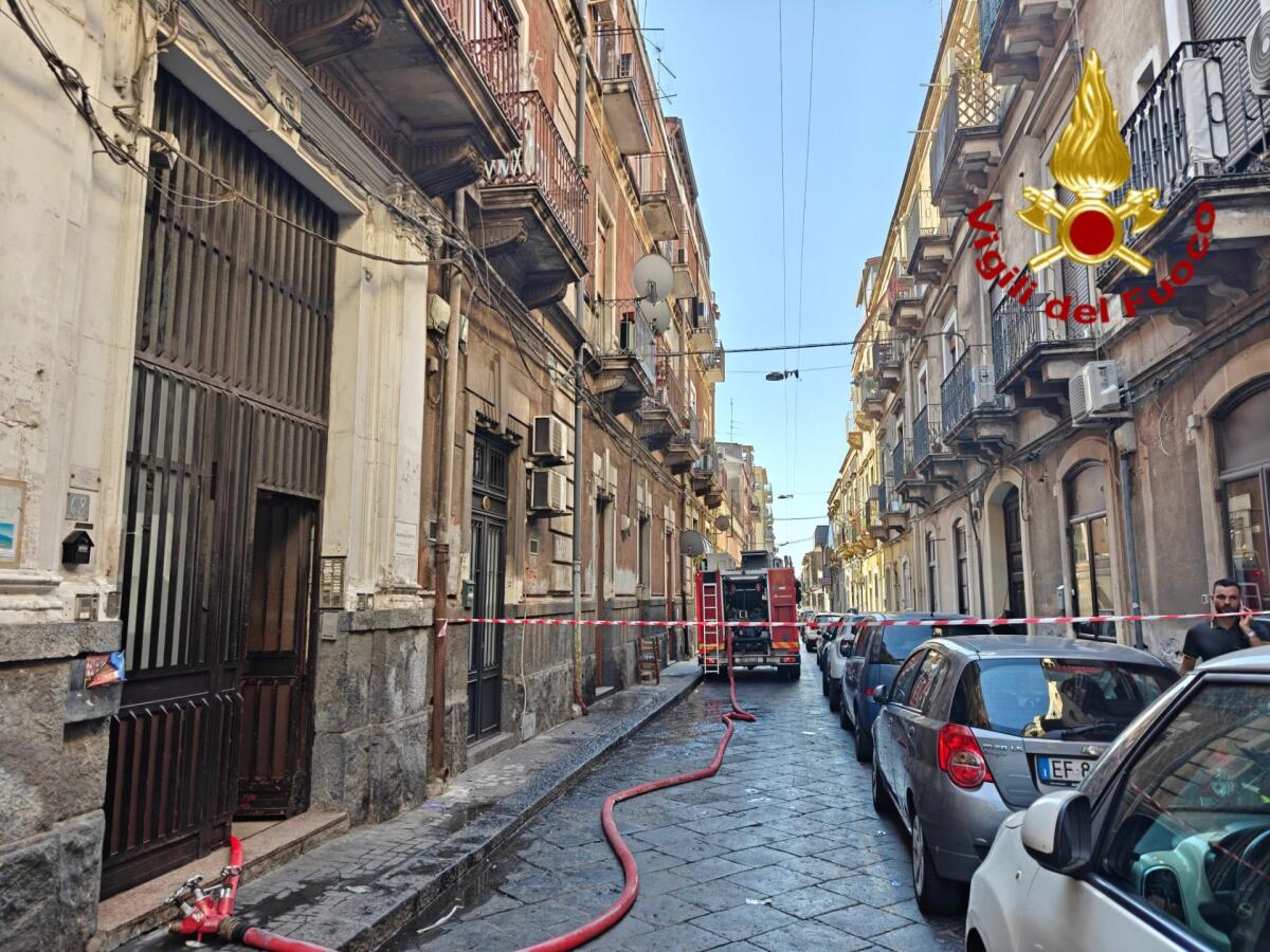 Incendio in via Cilea a Catania, evacuato uno stabile: una persona intossicata - 