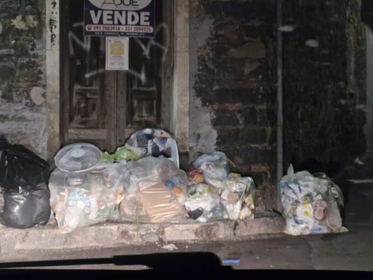 PATERNO'. INDIVIDUATI, PUNITI E VERBALIZZATI I "SPORCACCIONI": IL PLAUSO DEL SINDACO AI VIGILI URBANI - 