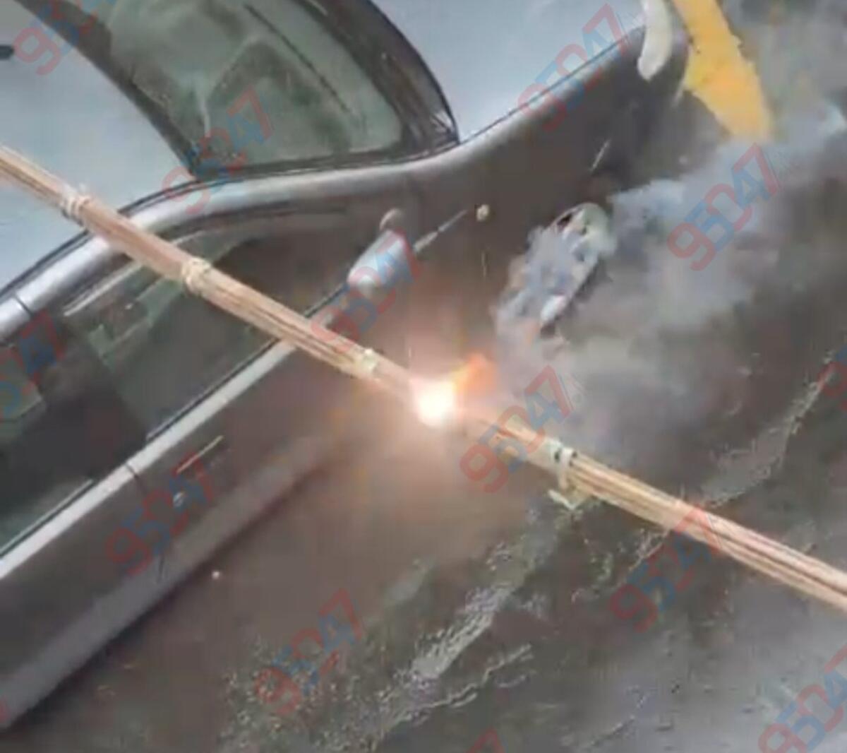 Paternò, cavo elettrico scoperto fa scintille sotto la pioggia: residenti segnalano pericolo da oltre 12  ore - 