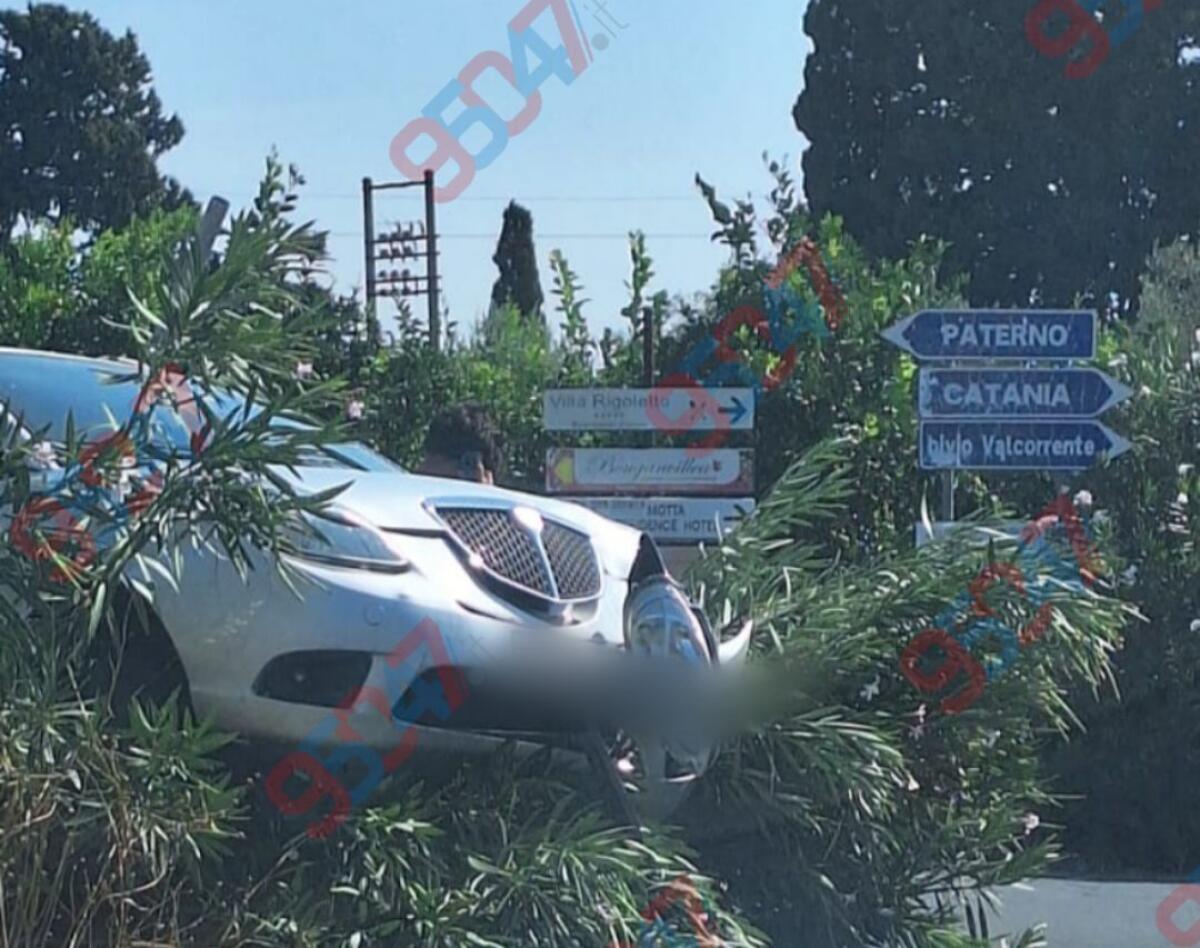 Belpasso, auto perde il controllo e finisce contro la struttura che delimita l’incrocio: tre giovani illesi, nessun ferito grave - 