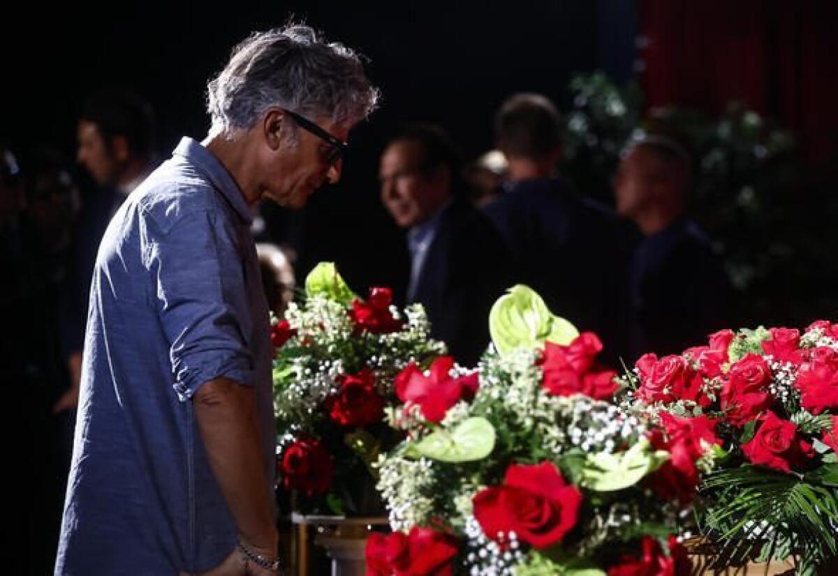 L’ultimo saluto a Pippo Baudo: oggi camera ardente al Teatro delle Vittorie, mercoledì i funerali in diretta Rai - 