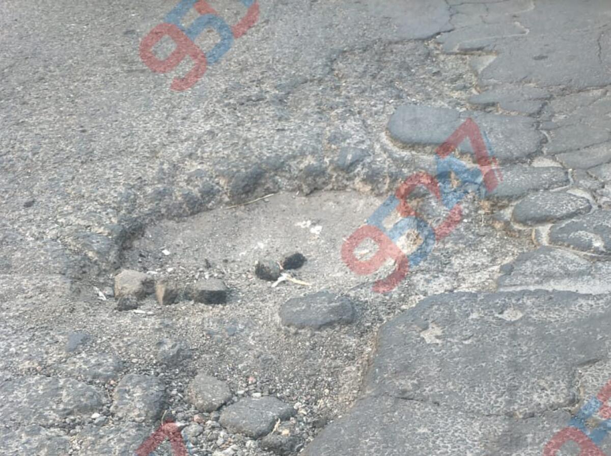 PATERNÒ, BUCA PERICOLOSA IN PIAZZA ARMANDO DIAZ: RISCHIO PER PEDONI, MOTO E AUTO - 