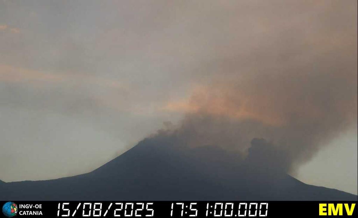 Etna: flusso lavico ancora attivo verso Sud, attività esplosiva moderata al cratere di Sud-Est - 
