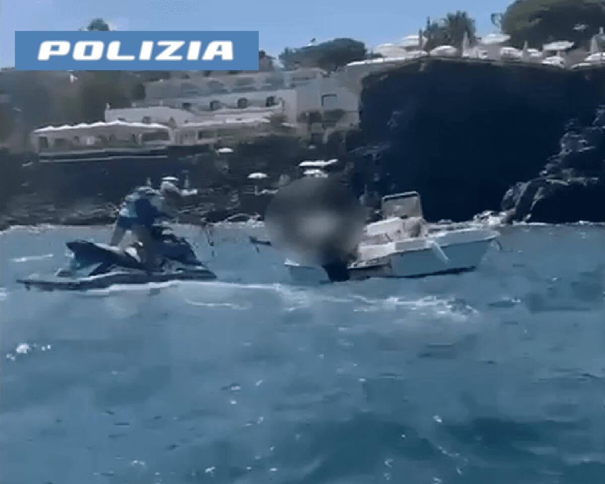 Catania, motoscafo alla deriva verso gli scogli: due giovani salvati in extremis dalla Polizia - 