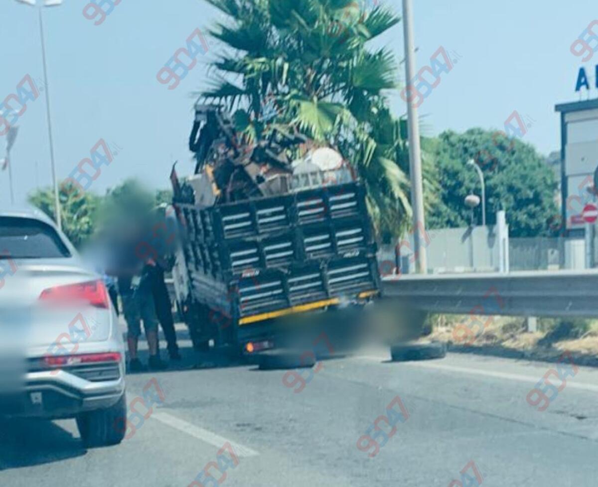 Misterbianco, camion perde una ruota sulla superstrada 121: code verso Catania - 