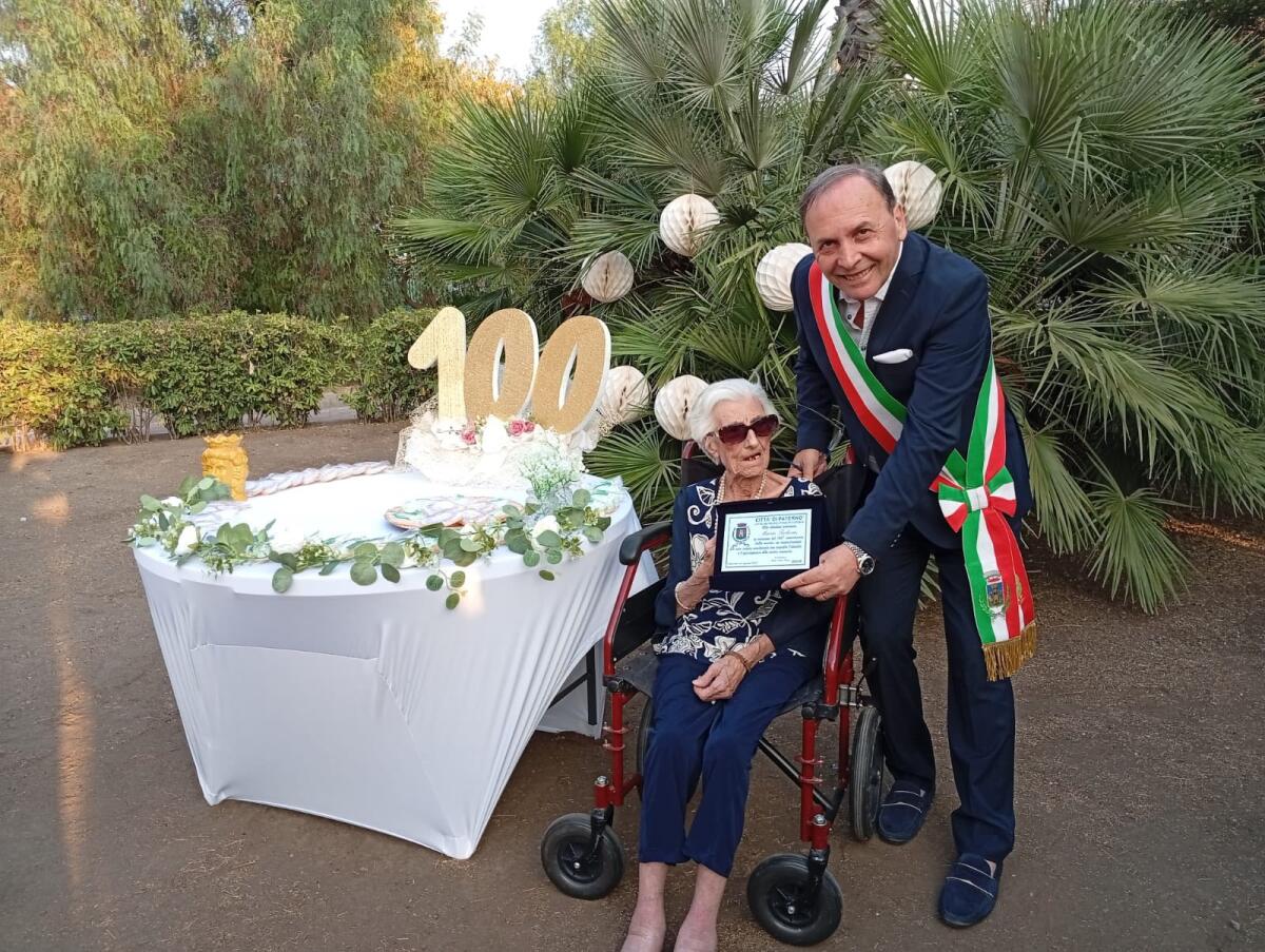 PATERNÒ – IERI I 100 ANNI DELLA SIGNORA MARIA FICHERA: IL SINDACO LA OMAGGIA A NOME DELLA COMUNITÀ - 