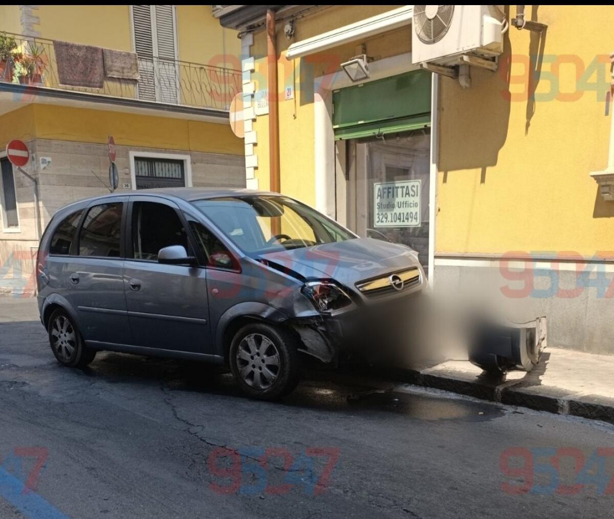 PATERNO, Violento scontro oggi tra due auto in Via Fallica - 