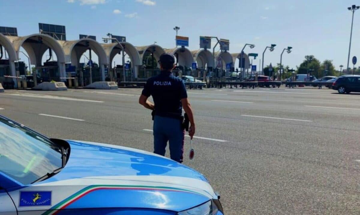 Catania, guida senza patente e dichiarava false generalità: 22enne nei guai - 