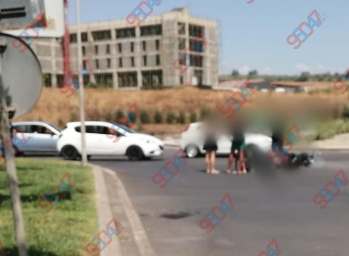 Paura a Etnapolis, incidente nel parcheggio: scontro auto-scooter, ferita una donna - 