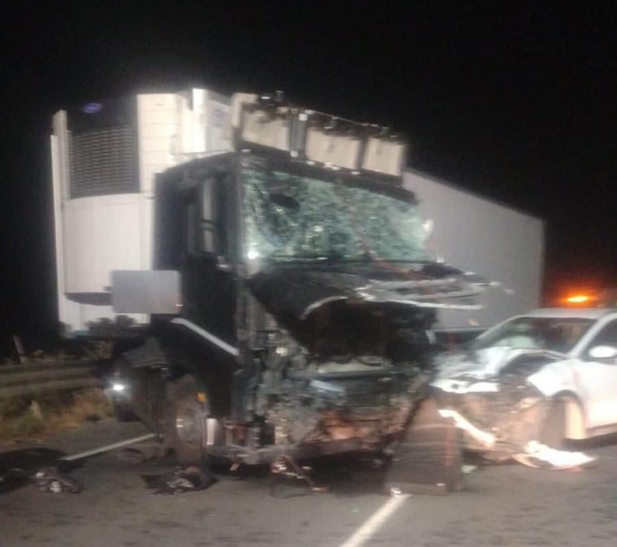 Tragico incidente ieri sulla SS 417 Catania-Gela: scontro tra auto e tir, muoiono padre e figlia, sei feriti - 