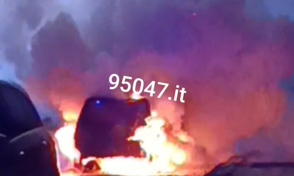 AUTO IN FIAMME SULLA TANGENZIALE DI CATANIA: TRAFFICO IN TILT NEI PRESSI DELLO SVINCOLO PER SAN GIORGIO - 