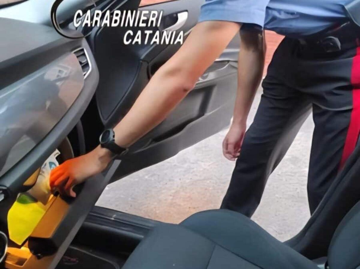 Misterbianco, 20enne sorpreso con droga sotto il sedile: arrestato dai Carabinieri dopo la fuga a piedi - 